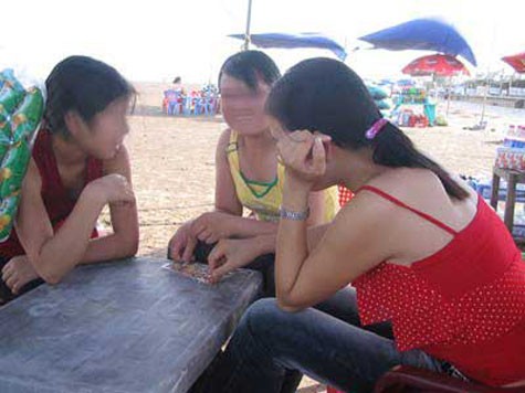 Các cô gái bán dâm hành nghề ở Quất Lâm. (Ảnh: Vietnamnet)